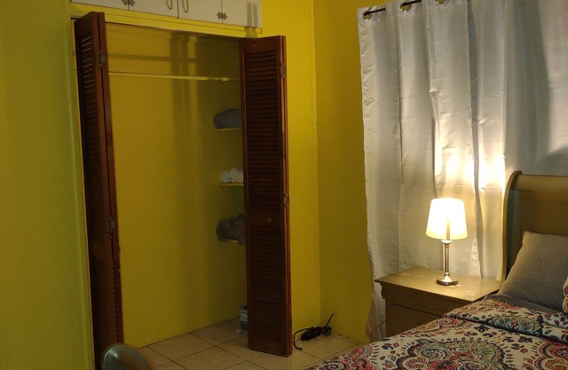 Apartamento Grande en una Ubicación Tranquila en Mid-island a 10 Minutos de Cualquier Cosa