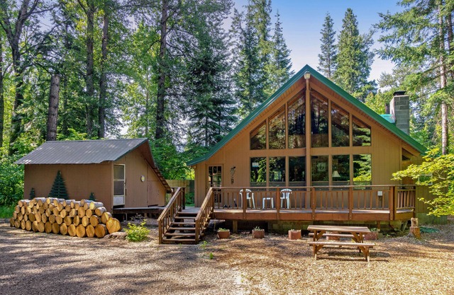 ¡NUEVO LISTADO! Gran cabina con mesa de billar y comedor al aire libre, cerca del río Yakima.