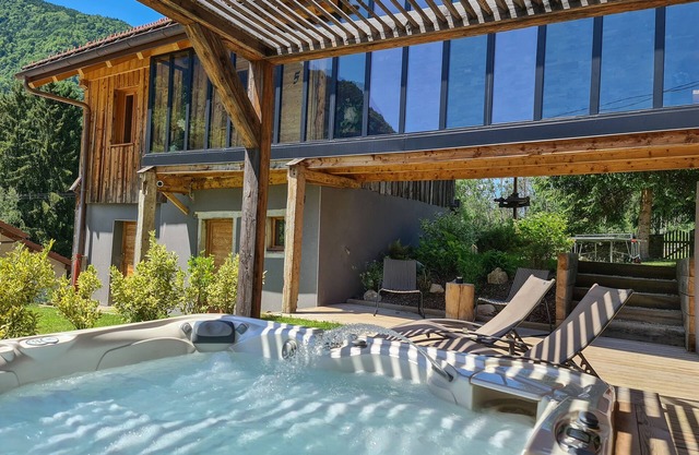 Large chalet with Jacuzzi, Billiards, Sauna, Hammam - 12 pers. max