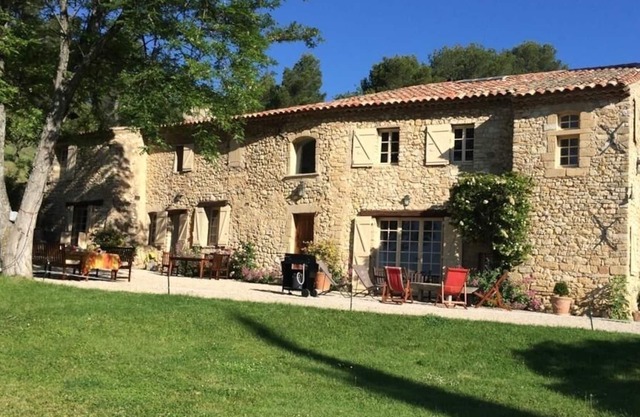 Gran casa de carácter, piscina, tenis, calma absoluta a los pies del Luberon,