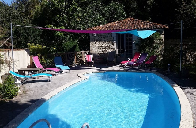Gran casa Charentaise de 300 M² con piscina, 4 dormitorios, jardín, cocina de verano.