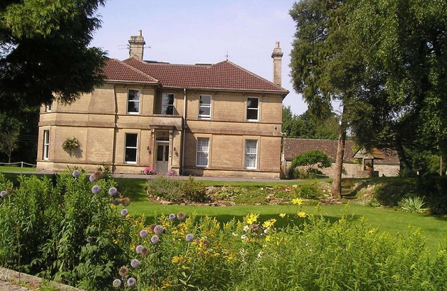 Gran casa de campo cerca de Bath, el sudoeste de Inglaterra. Capacidad los grupos 15 - 24 (max 30).