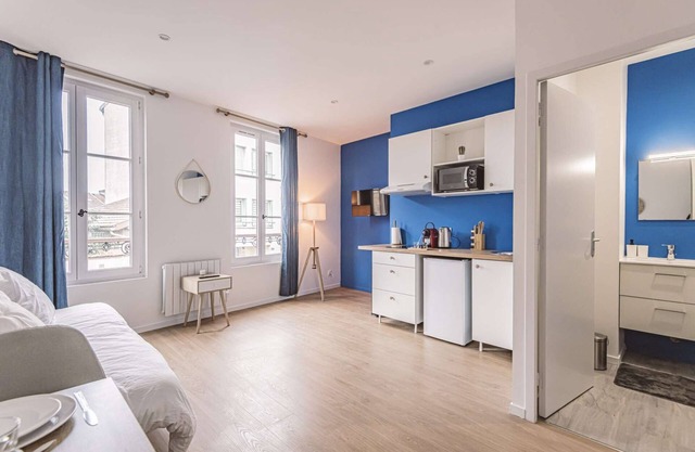Large comfortable studio 15 min walk from the Cathedral