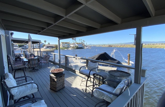 Gran Waterfront Discovery Bay Home perfecto para grupos grandes