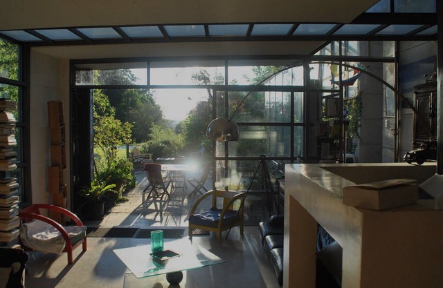 Gran casa contemporánea con parque y piscina.