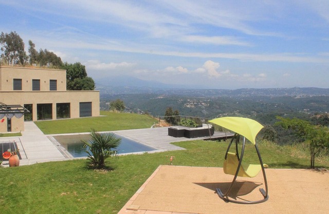 Gran villa de estilo moderno con piscina CANNES sur de Francia