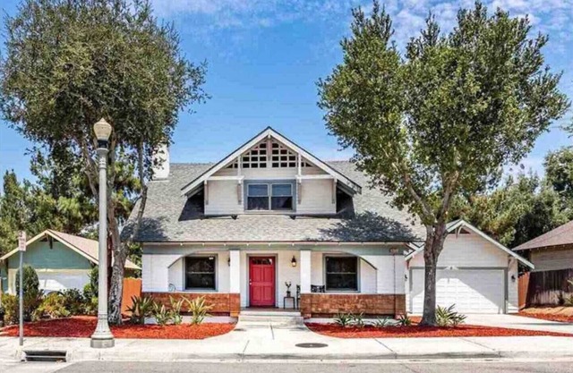Large Craftsman blocks from Downtown Riverside!