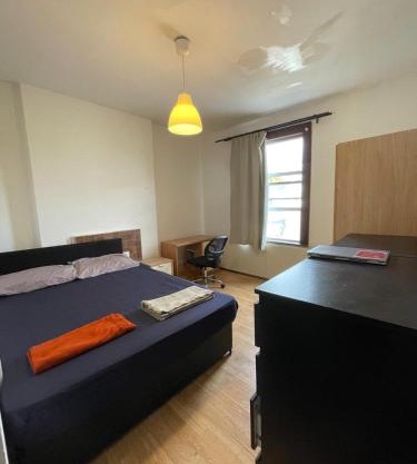 Large double bedroom - posh area