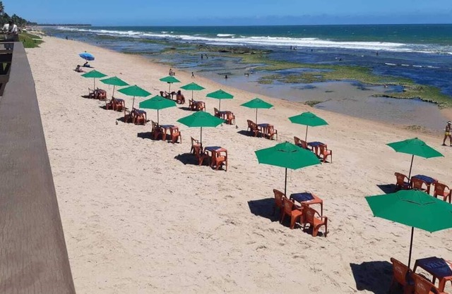 Gran pueblo dúplex en la calle de la playa de Ipitanga