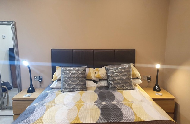 Habitación grande con baño, zona tranquila.