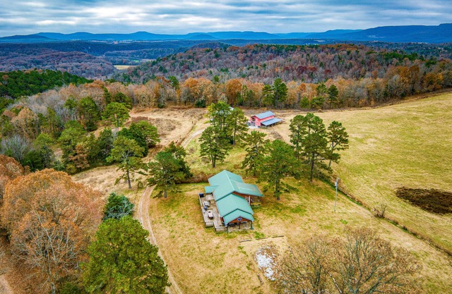 Spacious, Full-Serviced House Fit For 10 people, 1/2 a mile from Baker Ford!