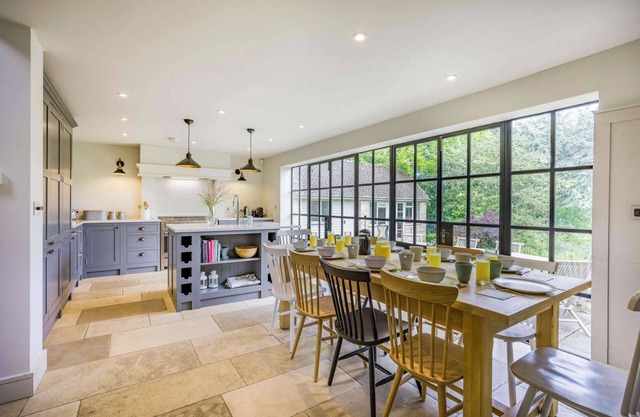 Large family friendly holiday home in the Cotswolds - Willows House