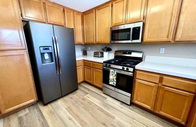 Large Family home, Garage, Yard w/BBQ, Long Stay