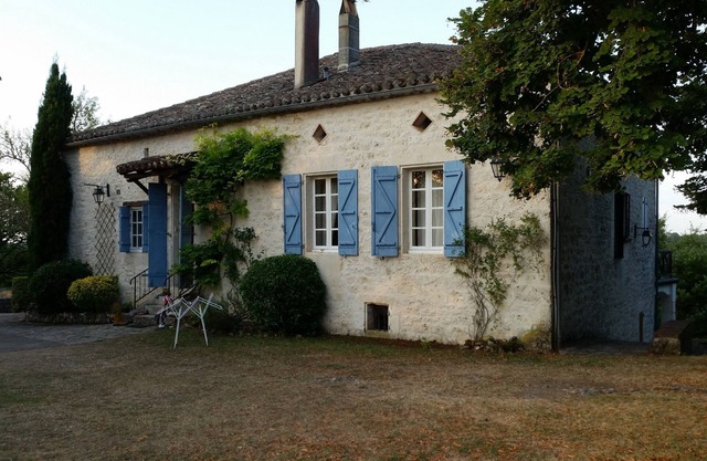 Gran casa de campo en la plaza Quercy 6 hab (15p) Piscina Tenis Tranquilo garantizado.