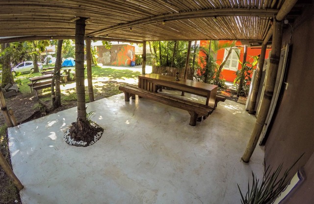 Gran grupo de casas en la avenida principal de la isla, al lado del Seaclub