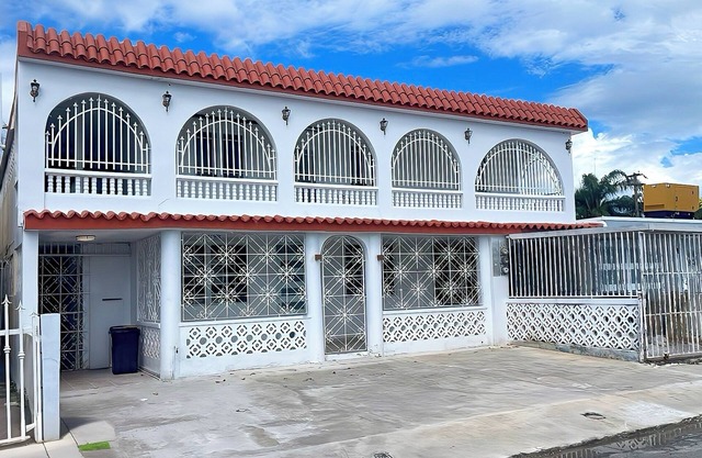 Large Group Stay for 15 Near Beaches & Airport