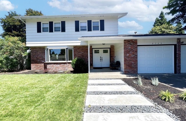 Large Home - 2200 Sq. Ft. - Near Campus - Hot Tub!