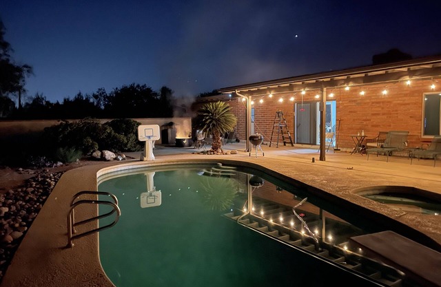 Large home / pool near the Catelina Foothills