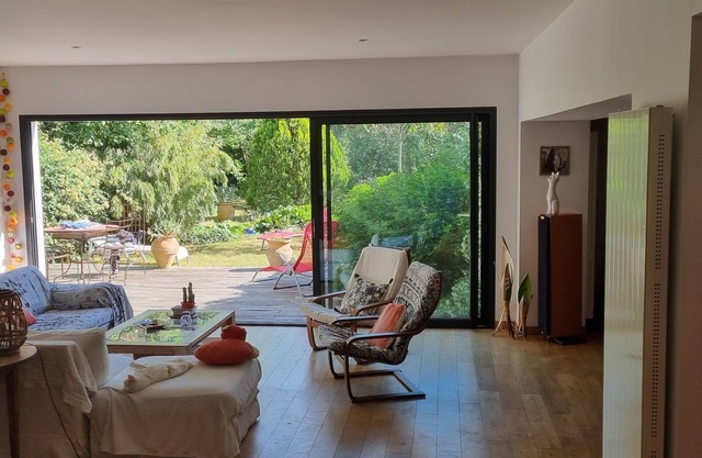 Large house in wooded garden 500 m from the beach
