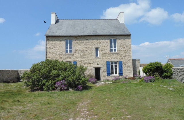 Gran casa renovada en 2017 frente a las rocas de Saint Guénolé, a lo largo del GR34