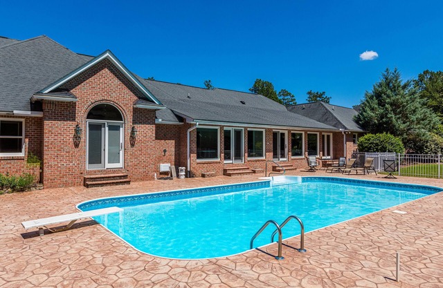 Large House w/ Private pool - perfect for Golfing Groups 12 beds
