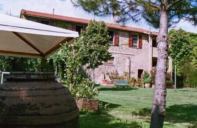 Gran casa con piscina privada en el campo.