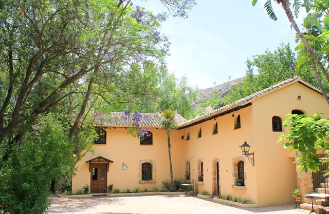 Gran finca de campo idílico en el corazón del campo de la moneda con cascada.