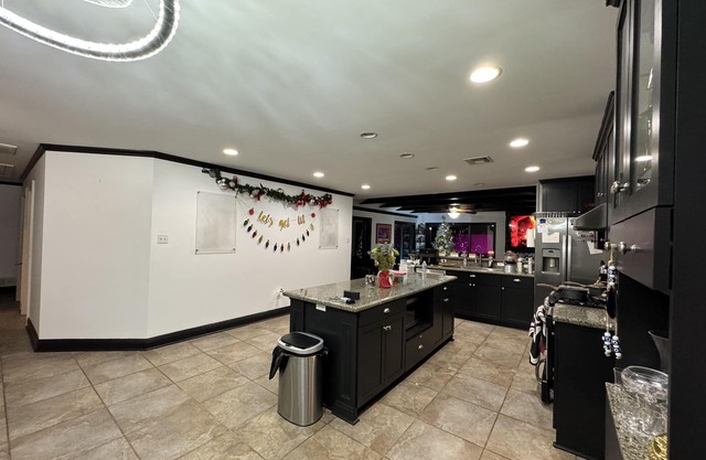 Large, Luxe NOLA/Metairie Home-- Tankless Waterheater, Huge Yard! Near Lakefront