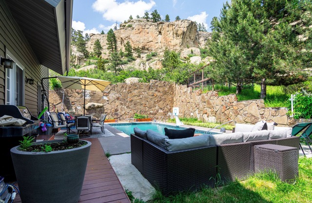 Large Luxury & Private 5BRM W/Heated Pool