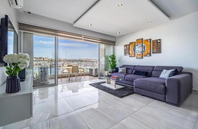 Large & Modern 3BR Seafront Apartment with Large Balcony - Close to Saint Julian's, Sliema, & Manoel Island