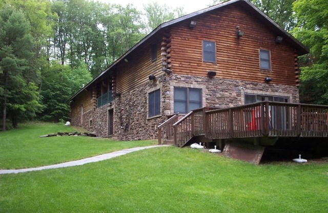 Gran cabina moderna con bañera de hidromasaje escondida en el bosque