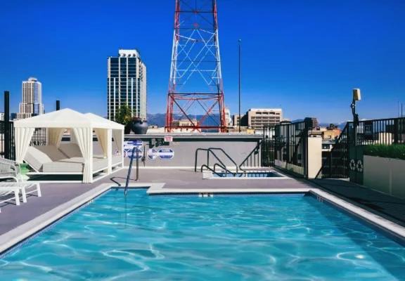Large Modern Elite Open Style Loft Apt with Rooftop Pool and Jacuzzi