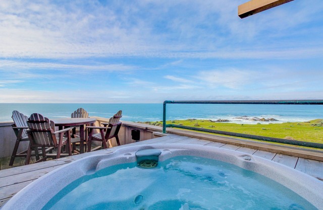 Gran casa frente al mar w / bañera de hidromasaje, piscina compartida, y gran cubierta. Los perros son bienvenidos!