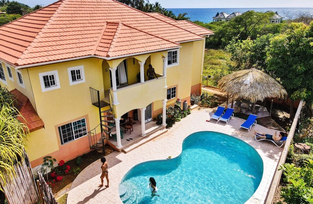 LARGE Private Pool - 1 minute walk to beach AC in ALL bedrooms !!!
