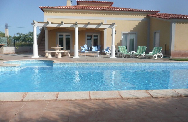 Gran villa familiar privada con piscina, jardín y WIFI.