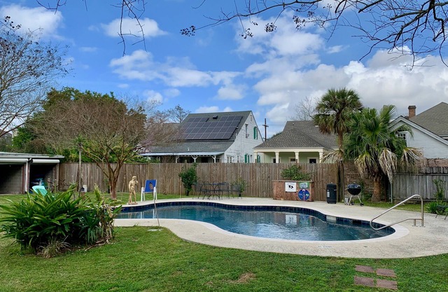 ¡Gran apartamento renovado de Bywater con piscina durante 31 días o más!
