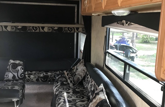 Gran RV para quedarse en nuestra propiedad con piscina o tomar viaje