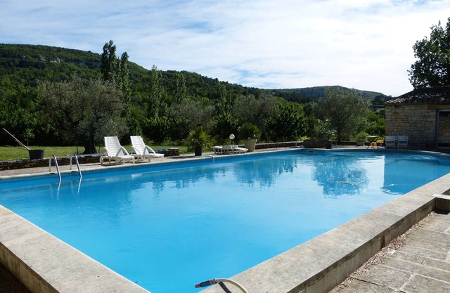 Gran estudio con piscina en un nido verde en el corazón del Luberon.