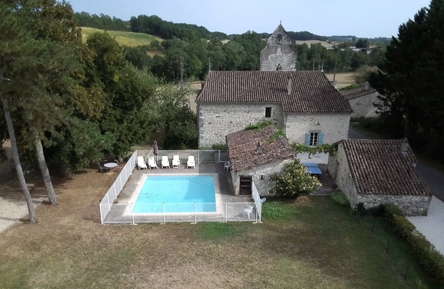 Gran casa de piedra con piscina, tranquila, 16 personas.