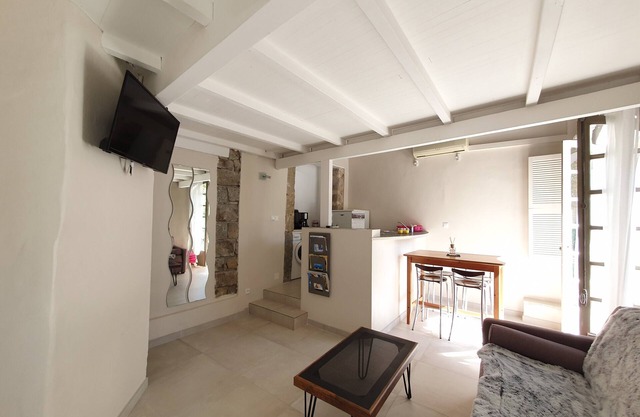 GRAN ESTUDIO EN CASA DE PUEBLO CERCA DEL MAR