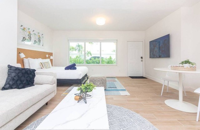 Large Stylish Studio Apartment in El Portal 3