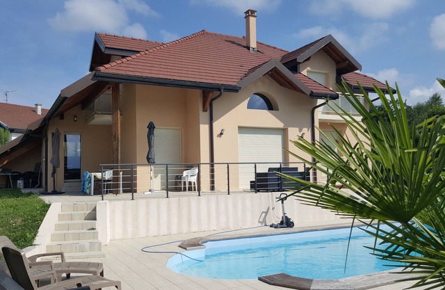gran piscina con amplias terrazas