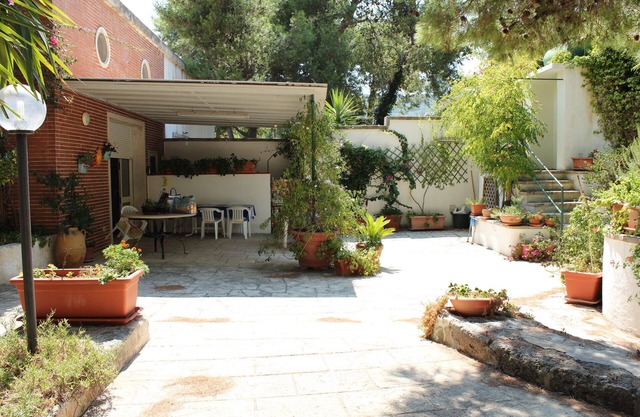 Gran villa junto al mar, con terraza, jardín y bosque de pinos. Villa frente al mar.