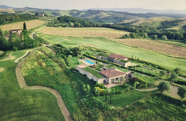 Gran villa para alquilar en la Toscana con piscina, aire acondicionado, Wi-Fi, golf, tenis, paseo a la ciudad, vistas, bodas y celebraciones.