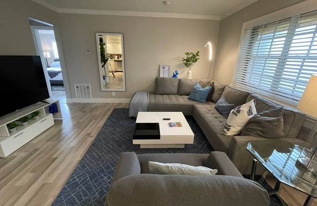 Large w/King Beds and workspace near Wilton Manors