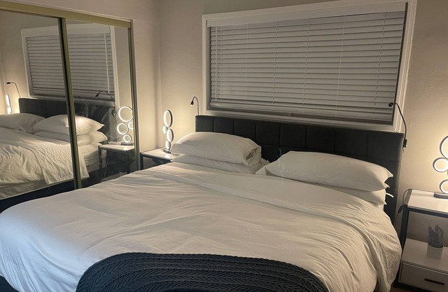 Large w/King Beds and workspace-Wilton Manors
