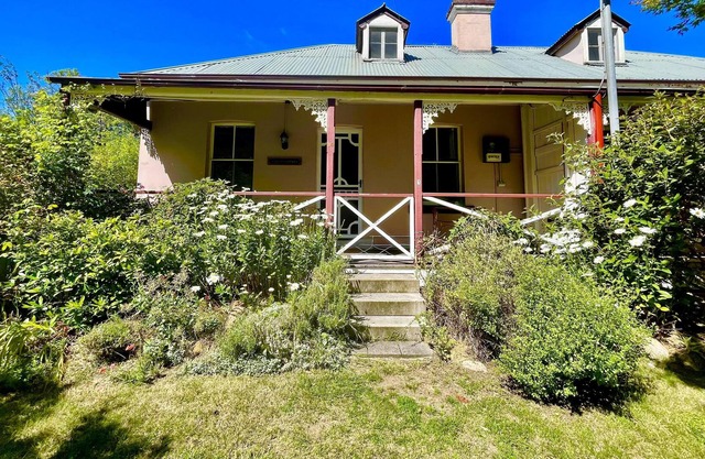 Larsen Cottage 1 - Original Henry Lawson Family 3 Bedroom Cottage in Mt Vic