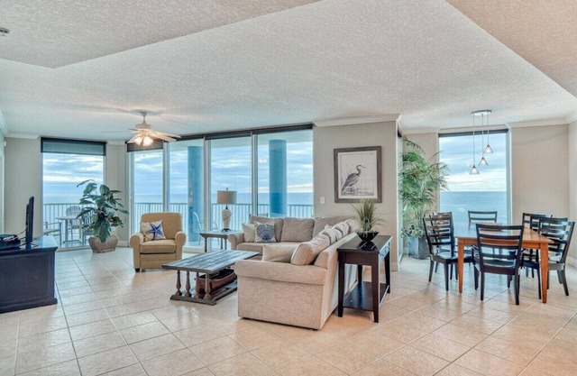¡UNIDAD DE ESQUINA DEL FIN DEL OESTE MAGNÍFICO EN PALAZZO! 3BD / 3BA ~ Abierto del 12 al 16 de mayo! $ 199 / NT !!