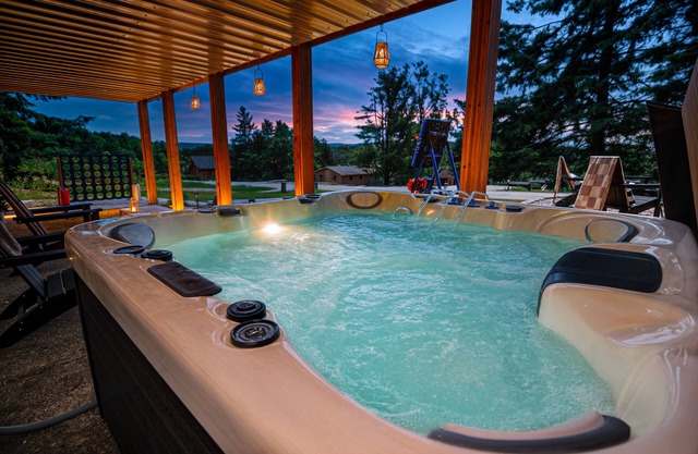 Cozy getaway, family FUN! 4 Private Bedrooms, Hot Tub, Game room
