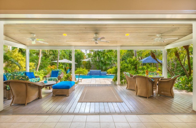 "LATITUDE 24" ~ 3 B / 3 Ba Casa de dos pisos en el casco antiguo con un exuberante oasis al aire libre.